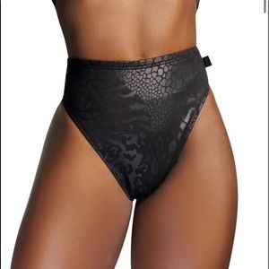 Cleo the Hurricane / Twisted Polerina pole dance bottom